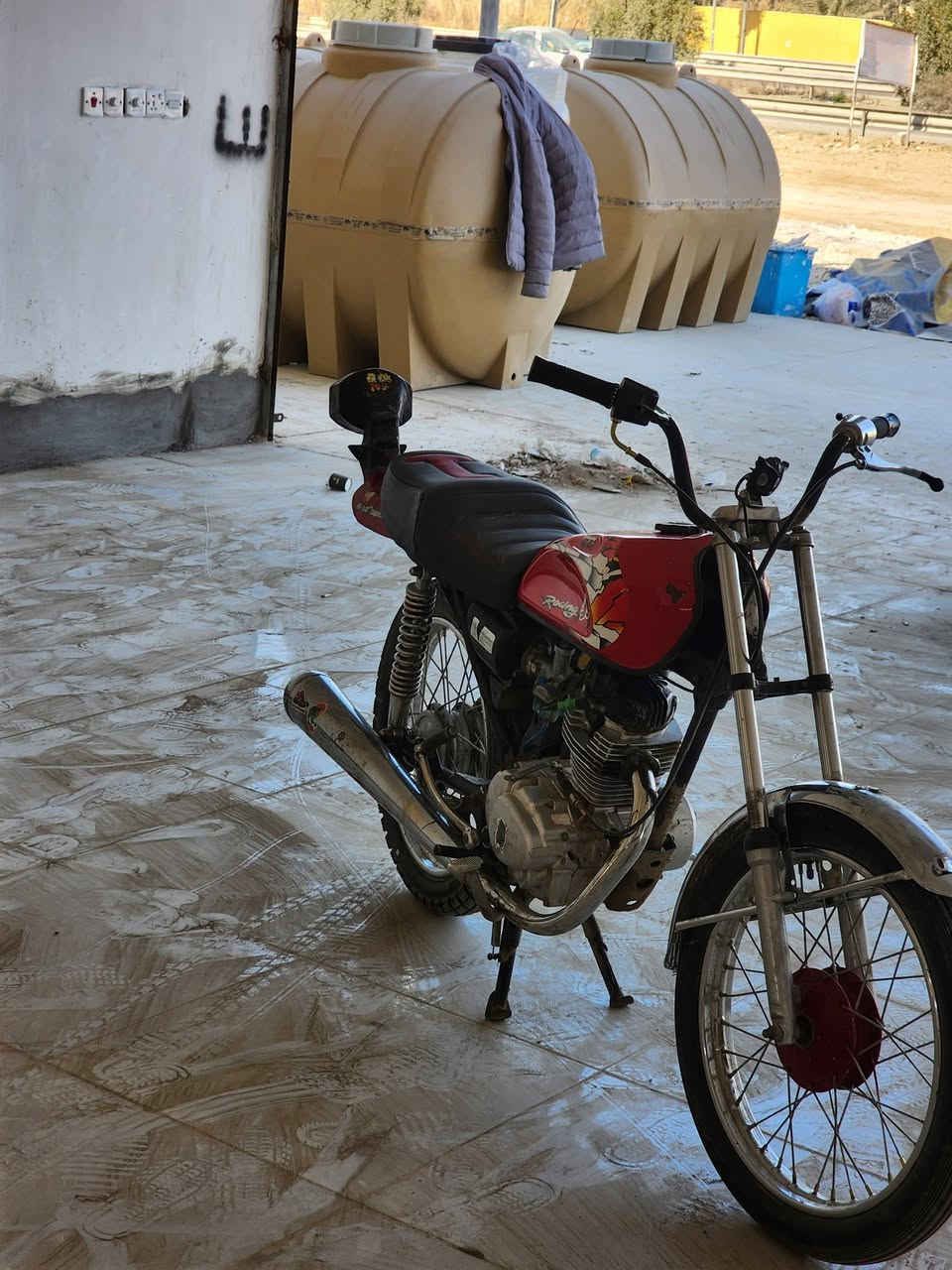 سلام عليكم سيجي نامه البيع دراجه نضيفه بيها لاستيك ولف رايدها ب٥٥٠ بيها مجال هاذه رقمي *********** متواجد واتساب
