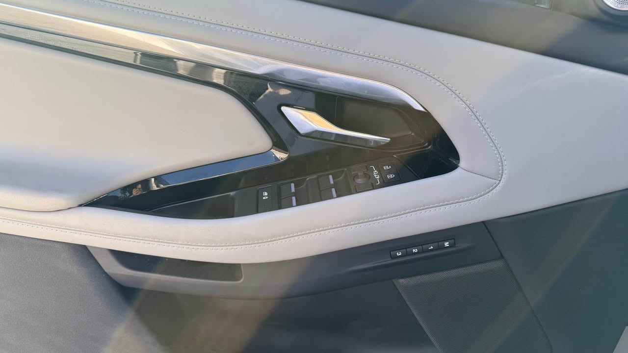 Range Rover Evoque 2023
20,000 km
Rdynamic 
All fabric 
Black design pack الشيخ زايد, الجيزة


**إذا كنت صاحب هذا الإعلان وتريد حذفه لأي سبب، رجاءا أرسل رسالة إلى الدعم الفني**