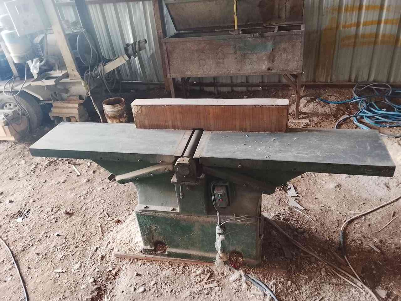 معمل نجاره كامل للبيع
مولد كيا بحاله جيده 
رندة ؛دبل ؛فريزه المكائن سوريه شغاله 
كبريسر ماطور+ محرك 
فخات ودريل نقار وكتر نقشات مع كتر قطع 
العنوان مدينه الصدر 
للتواصل ***********
