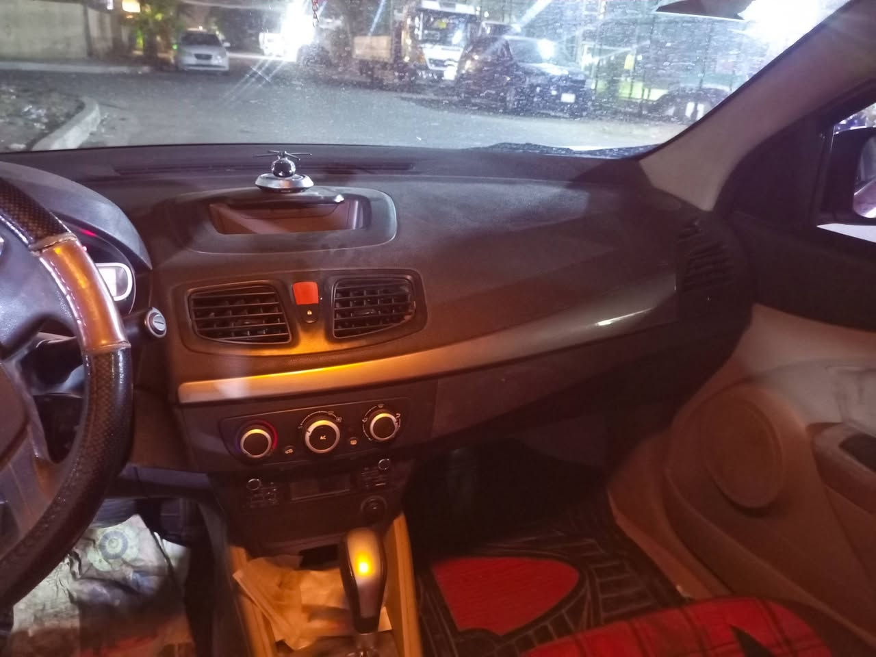 سلام عليكم
رينو افلونس ٢٠١٦ للبيع بيها كاز كيت 
وجارده كير مابي شي تبريد شغال 
مابيها طخات هواي مثل ماموضح بصوره ماشيه ١٩٠ 
رقم جديد وسنويه كهربايئات خير من الله تخم نوزلات وبلكات ومجاول جديده عبوه مال بانزين كامله جديده اصليه فتح حاويه رايدها ب٥٠ ورقه وبيها مجال مكان بغداد
*********** تواصل خاص او ع الرقم
