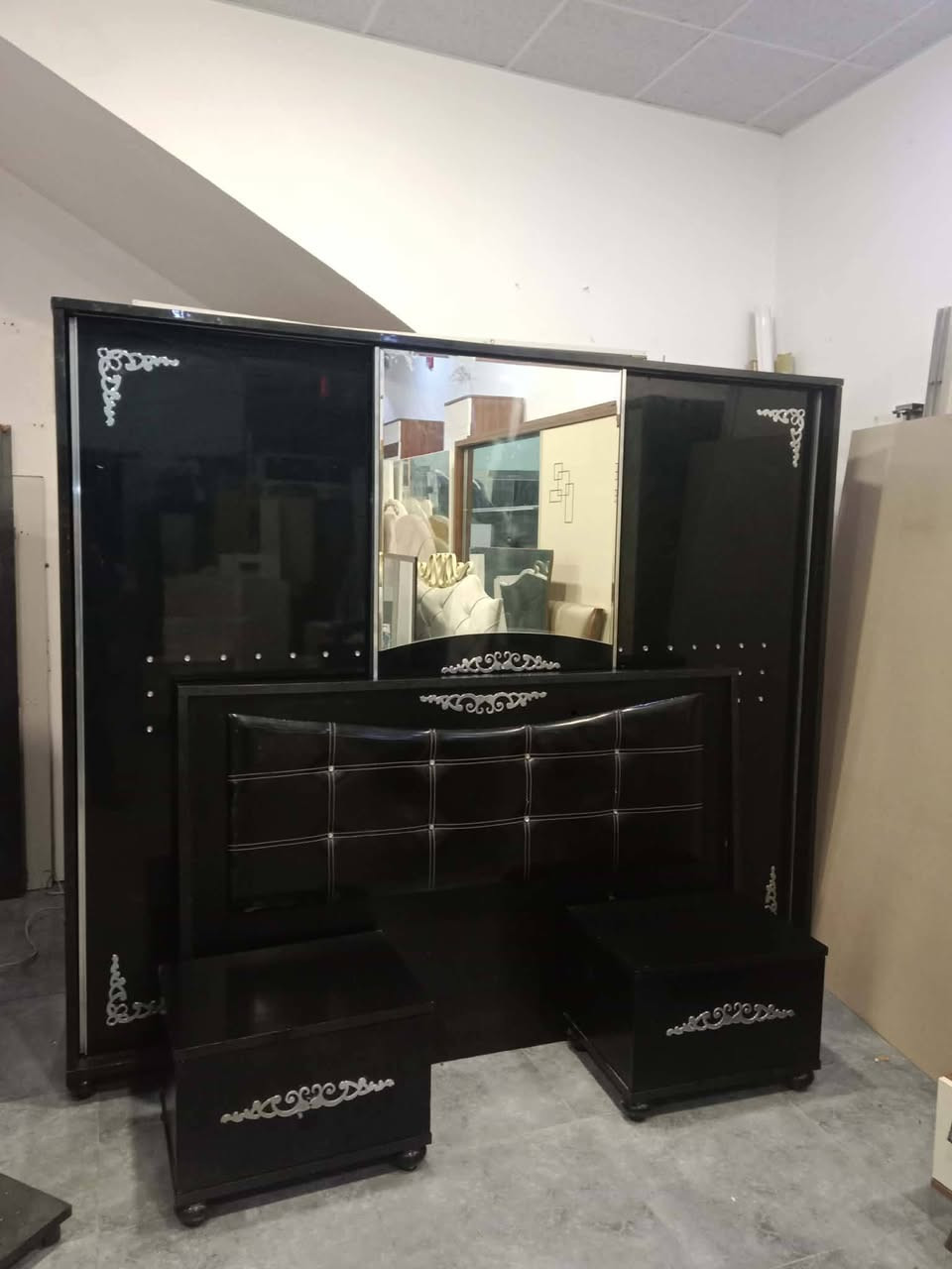 غرفة نوم 5 قطع مع شد ونقل ودوشك سعر 250 داخل اربيل للتواصل ***********
