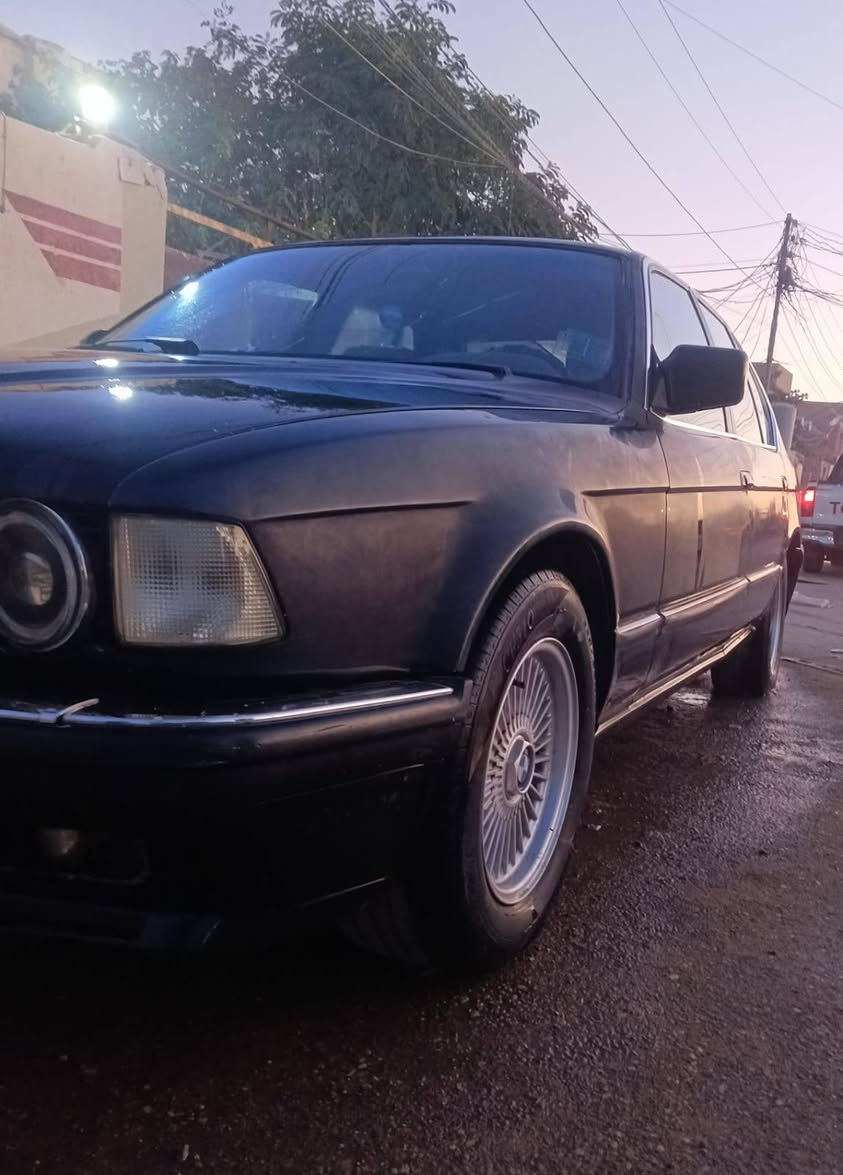 السلام عليكم  BMW 1991  للبيع حجم 735 گير عادي اصل اوتوماتيك سنويه مصفره لا غرامات ولا شي   بيها رخاوه ب الكرنك عرضتها على فيتر كال تكلف 300 الف السعر 28$ورقه  وبيها مجال العنوان ناصريه مركز 
ملاحظه رقم الماني مشروع وطني للاستفسار ***********
