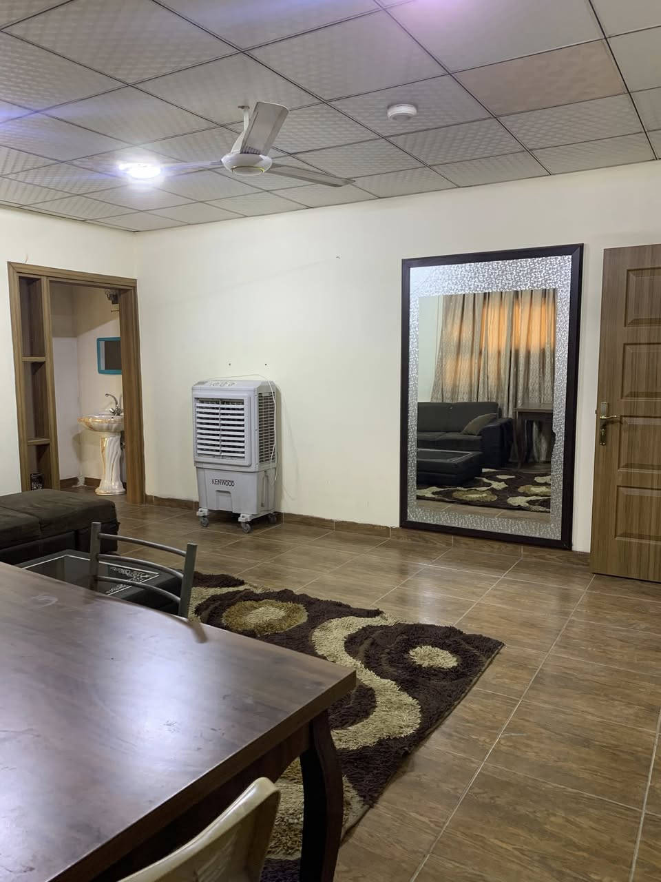 شقه للايجار هولير نوي اربيل الجديده غرفتين وصاله مؤثث ب275دولار قفل للعوائل فقط عقد سنوي
***********
