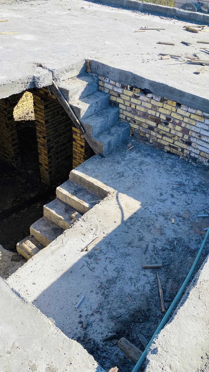 السلام عليكم بيت للبيع  المساحه ٢٠٠ متر المكان مقابل مجمع الربيع
يتكون من 

غرفتين ٦ في ٤ 

صاله ٩في ٤

مطبخ ٥في ٤ 

براني ٧ ونص في ٤ 
مجمع صحيات داخليه وخارجيه 
*********** 
***********
رقم صاحب الدار
