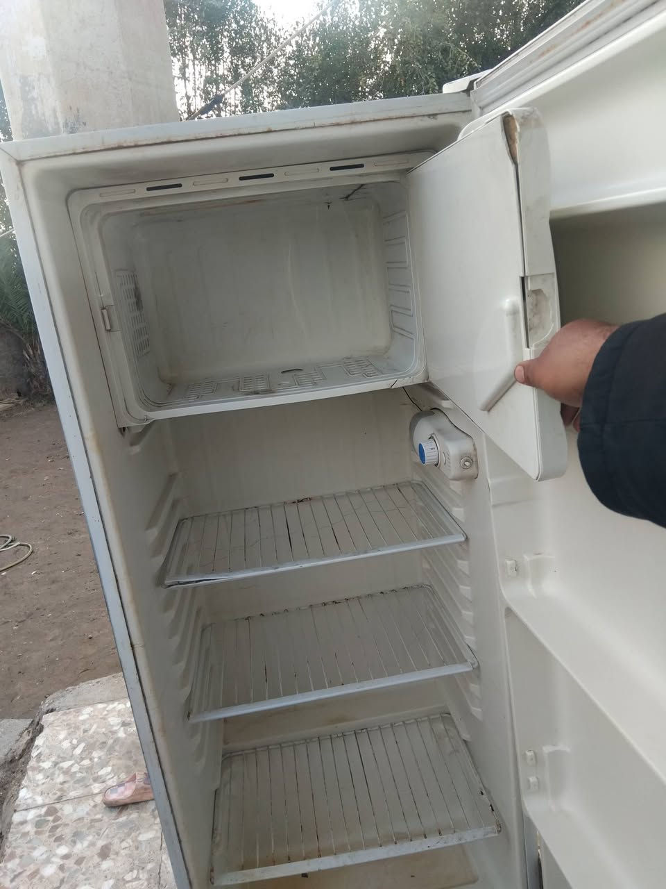 ثلاجه عشتار قديمه نضيفه وحلوة وسعرها مناسب عايزه غاز 
*********** طريق  النجف كربله
