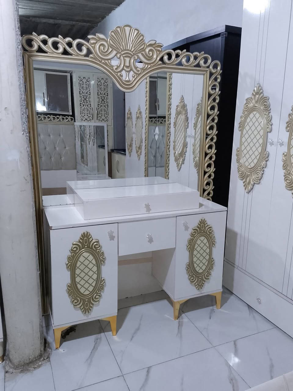 للبيع غرفه نوم تركي 7قطع مستعمل شي قليل للاستفسار اتصل ***********
