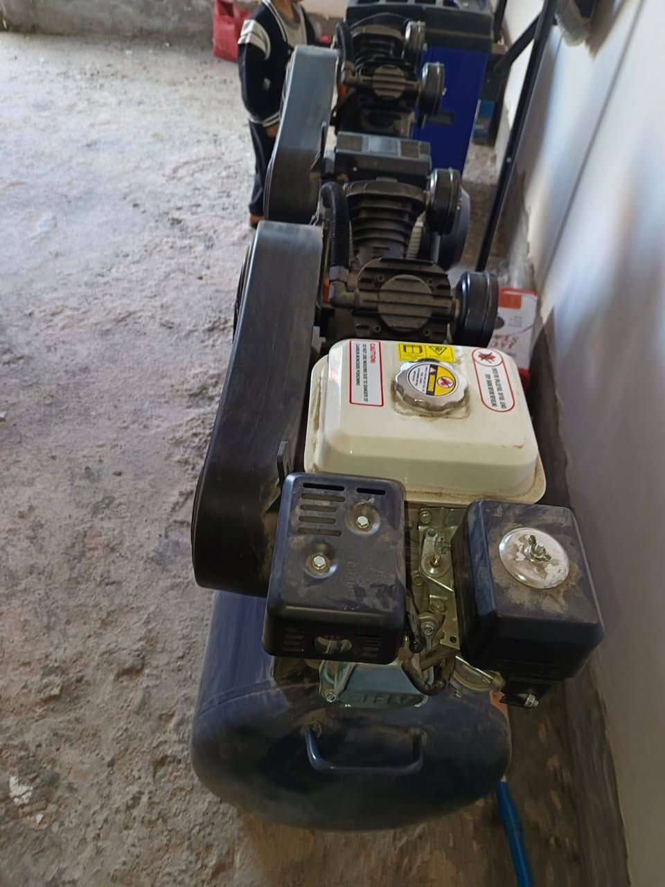 السلام عليكم غراض للبيع
خالعه/تاروسه/بالنص/جك/جك هواء/كيج الكتروني/
رقم الهاتف ***********
السعر خمس ملايين وبيهن مجال 
جديد ما مشتغل بيهن
