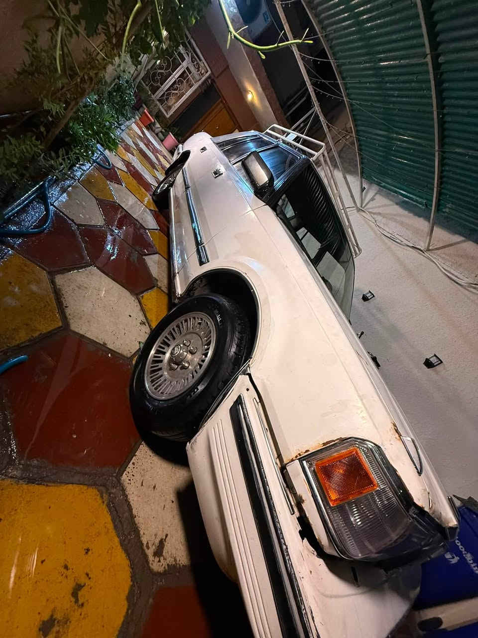 السلام عليكم سوبر 1986 للبيع بدون صبغ كير ومكينه محور بطه 3000  6سلندر السعر ٤٥ مكاني بغداد حي الخضراء 
***********
