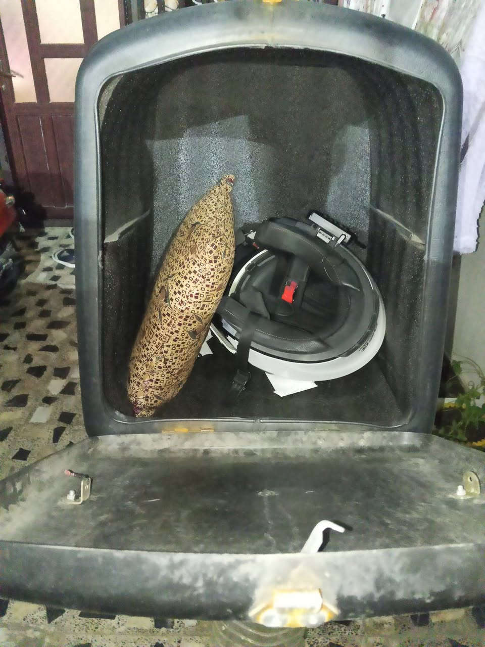 للبيع شلع ب 85 الخوذه وياها سماعات لاسلكي *********** واتساب
