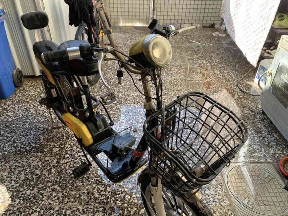 دراجة شحن متروكة فيها بعض النواقص منها البطاريات وإدامة ……واتساب ***********
