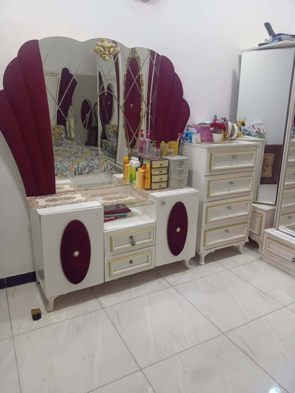 غرفه تركيه ضخمه ونضيفه ب٤٠٠ وطباخ مصري يونير ب١٠٠ مكلفه بالنشر مكانهن الدوره الاتصال على الرقم***********
