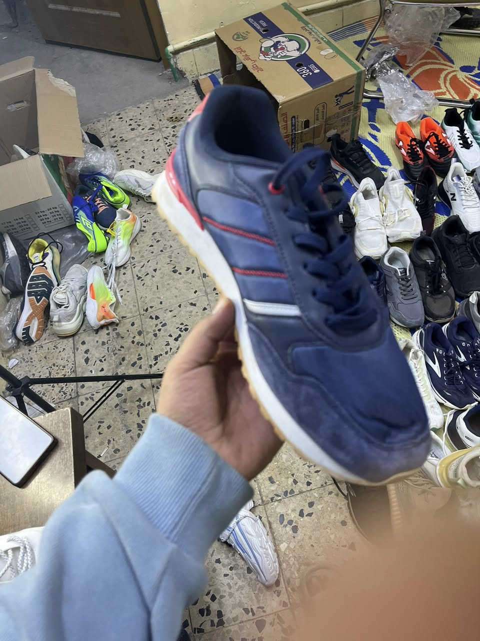 السلام عليكم شباب شلعه مال احذيه للبيع بيه فوك ١٥٠ قطعه كل القياسات موجوده من ٣٩ الى ٤٧ كل المركات موجده السعر مليون ونص العنوان بغداد الشعله شباب اي استفسار ادخلي على الوتساب مامتواجد فيس الرقم ***********
