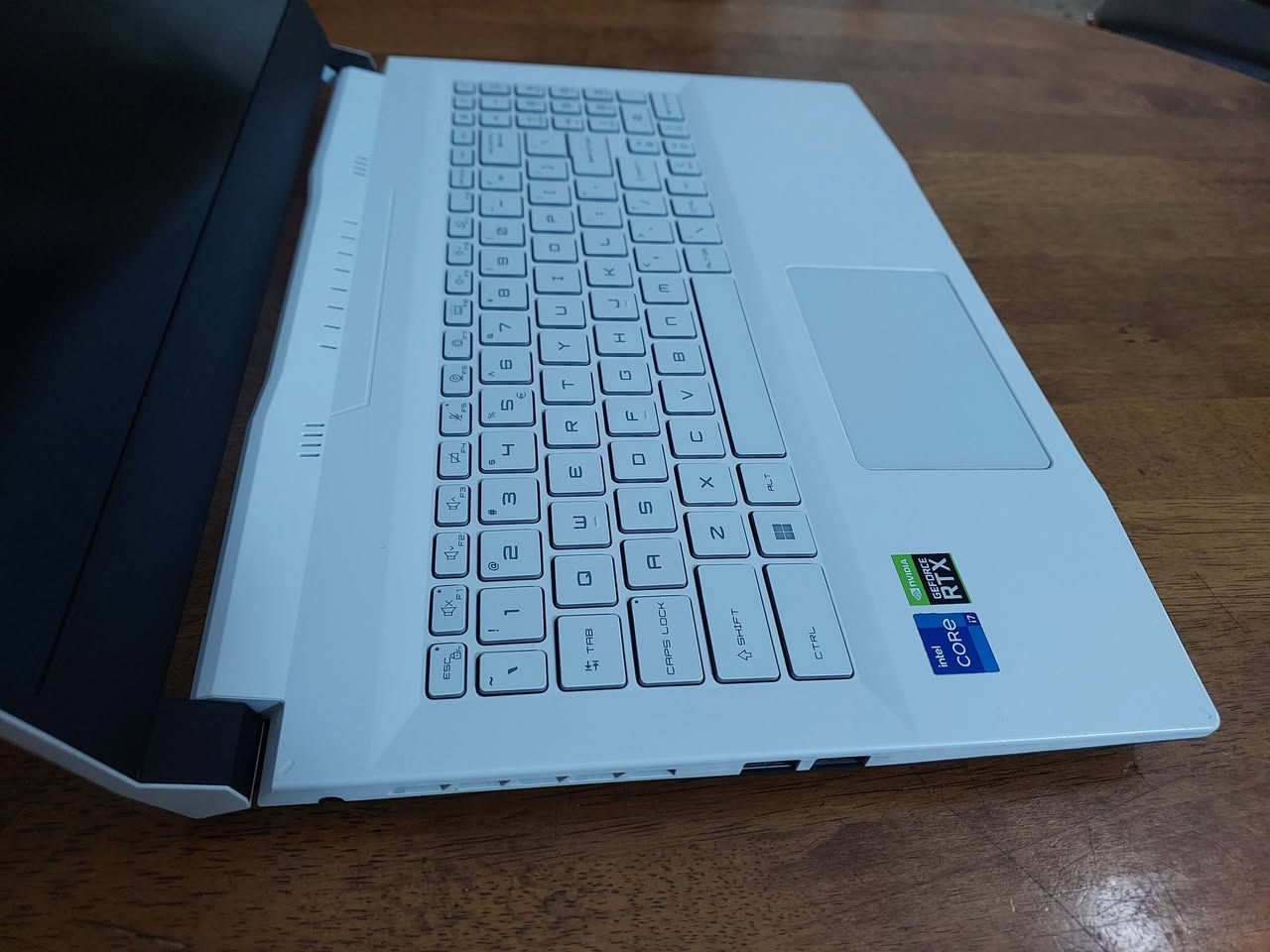 السلام عليكم ...لابتوب الالعاب والبرامج الهندسية القوية والتصميم والمونتاج ماركة  MSI بلون ابيض مميز جدا   .. كرت شاشة  خارجي منفصل من نيفيدا RTX4050  كرت الشاشة الخارجي المنفصل  6 كيكا والكلي 14 كيكا .... معالج قوي جدا  فئة H ( من اقوى فئات المعالجات)   كور اي  7  جيل  12   ... رام  حجم 16 كيكا   نوع  DDR5   ... شاشة حجم 15.6 تردد 144 هرتز دقة FULL HD  الوان طبيعية ...هارد نوع SSD حجم 512 كيكا ...... كيبورد ضوئي  ..اللابتوب نظيف  جدا كأنما جديد  سلم وشكلة روعة ..مكانه بغداد السعر  675$  للاتصال ***********  او  *********** (واتس)
