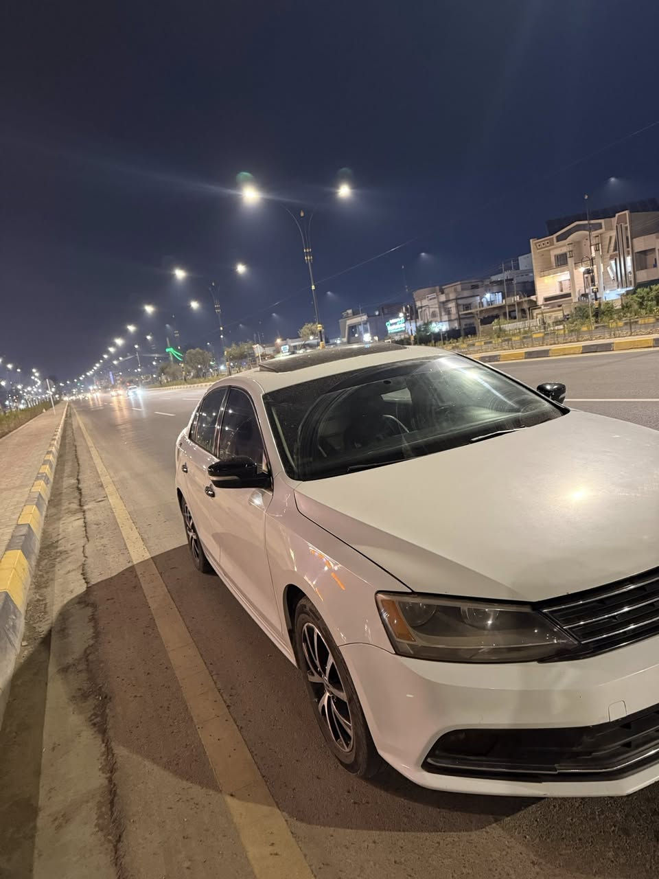 🚘🔥 Volkswagen Jetta GLI 2017 🔥🚘
━━━━━━━━━━━━━━━━━━

🔹 الموديل: 2017⚡
🔹 الممشى: 109 ألف ميل

━━━━━━━━━━━━━━━━━━
💎 المواصفات والتجهيزات:

✔️ فتحة سقف 🌤️
✔️ بصمة تشغيل + دخول ذكي 🔑
✔️ شاشة كبيرة + Apple CarPlay 📱
✔️ كاميرا خلفية + حساسات أمامية وخلفية 🚨
✔️ مراقبة النقطة العمياء
✔️ نظام فرملة طوارئ
✔️ تدفئة + تبريد مقاعد ❄️🔥
✔️ لوحة قيادة رقمية
✔️ إنارة محيطية داخلية ✨
✔️ مصابيح زينون +
رادار جانبي
كشنات جلد وتدفه
محرك وكير بشرط 
شرط التحويل رقم دهوك
ضرر بوند وربع جاملغ بدون دواخل 
سعرها ١٣٥ وبيها مجال عليها غرامه تنزل من السعر
***********
