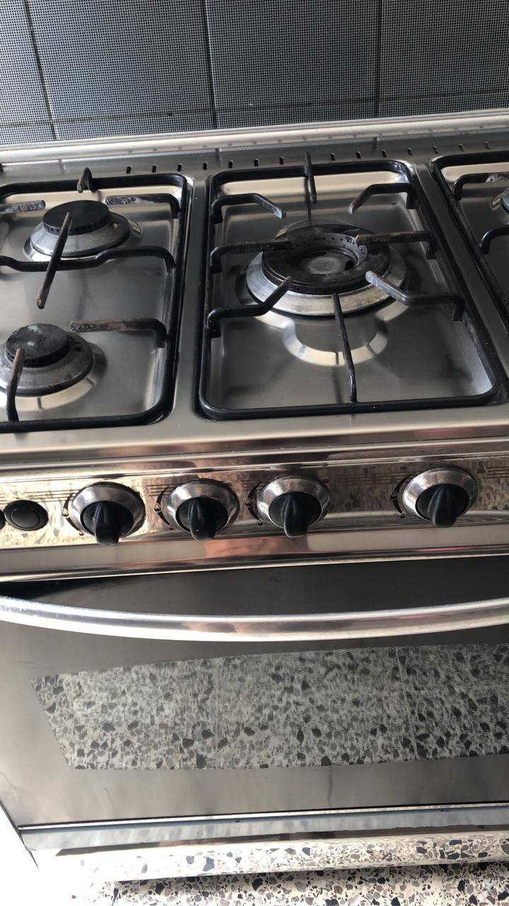 🍳 طباخ (IDEAL) 5 شعلة بحالة ممتازة للبيع!
فرصة رائعة لاقتناء طباخ عملي وشكله أنيق لمطبخك.
الماركة: إيديال (IDEAL).
المواصفات: * 5 شعلات غاز بأحجام مختلفة لتناسب جميع القدور.
هيكل خارجي من الستانلس ستيل المقاوم للصدأ وسهل التنظيف.
فرن واسع مع باب زجاجي لمتابعة الطبخ.
غطاء علوي زجاجي لحماية الحائط من الدهون.
الحالة: نظيف جداً وشغال بالكامل (كما هو موضح في الصور).
السعر والتفاصيل على الخاص
سارع بالتواصل، الأولوية لأول مشتري جاد!


**إذا كنت صاحب هذا الإعلان وتريد حذفه لأي سبب، رجاءا أرسل رسالة إلى الدعم الفني**