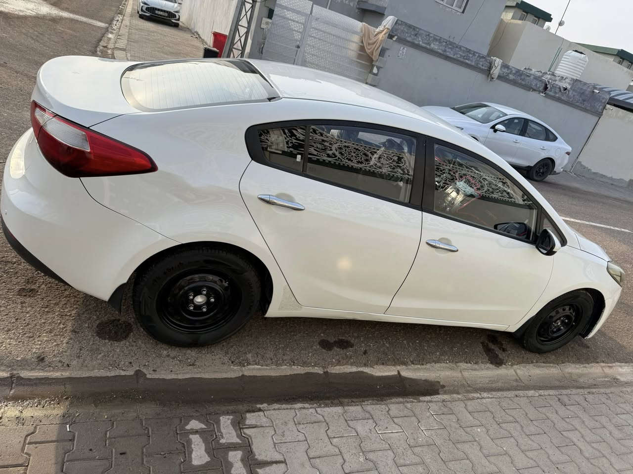 سلام عليكم
سيراتوو مديل14 السياره حلووه ماعايزهة شي
كيرر مكينه حداديه تبريد تخم تايرر جديد 
بيه رش صبغ فوك القبق مال بانزين والباب الوره الصدرر السياره ماعايزه شي 
١٢٠وبيه مجال
***********
