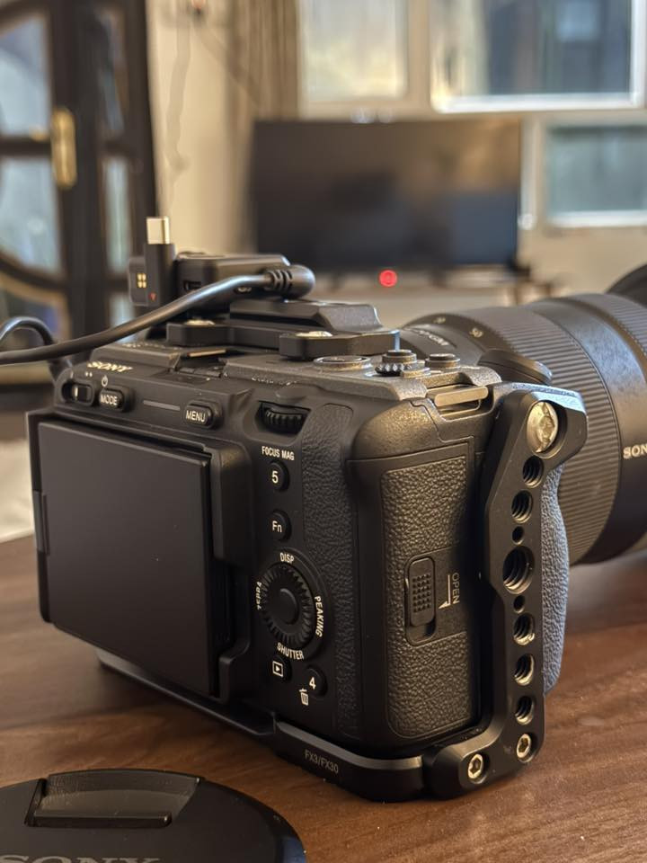 سلام عليكم 
للبيع كامرة 
Sony fx3 
مع عدستها 
Sony 24 - 70 G

للتواصل على الرقم 
***********
