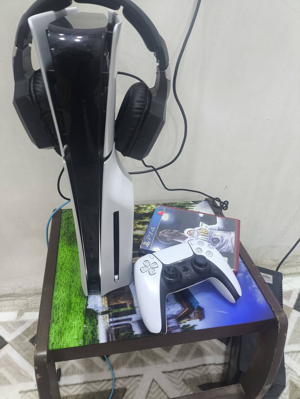 السلام عليكم بلي 5 سلم النضيف جدا  مع يو بي اس 1500 مع سماعه  وقرص فيفا  السعر650 وكل ملحقاته كامله  تلحك عليه لولا والمو شراي لايدخل خاص الرقم***********
