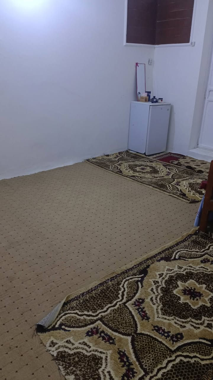 السلام عليكم توجد شقة للبيع طابق ثاني المكان البناء الجاهز قرب حسينة أهل البيت السعر 70وبيها مجال قليل الاتصال على رقم التالي  ‏‪***********‬‏
