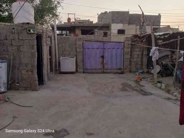 بيت للبيع – كربلاء / قرية آل جميل (خلف جامعة العميد)
- المساحة: 200 متر  
- البناء: بلوك درجة أولى  
- طابو: زراعي (سند 25 قابل للتحويل إلى صرف)  
- يحتوي على:  
  - غرفة 4.50 × 5 م  
  - مطبخ 4.50 × 5 م  
  - استقبال 4.50 × 5 م  
  - حديقة  
  - صحيات عدد 2 خارجيات  
  - كراج  
- الكهرباء: خطين + مولدة  
- موقع مميز: شارع 10 متر، قرب مولدة أكرم الأولى  

📞 للاستفسار الأتصال أو عبر واتساب:  
*********** – ***********
