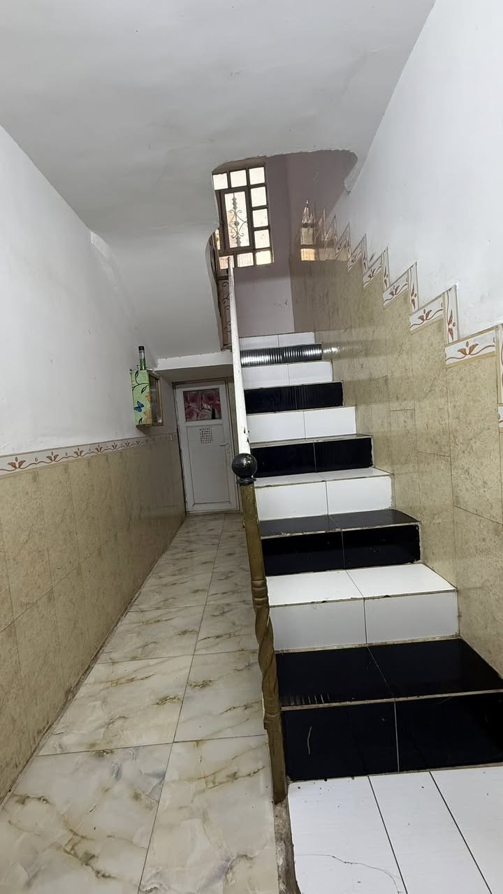 دار للبيع نهاية حي العامل حي الامير قرب المستوصف 
٢٠٠متر واجهة ١٠م ونزال ٢٠م طابو صرف طابقين 
الطابق الاول استقبال كبير مع صالة كبيرة وغرفة منام كبيرة ومطبخ كبير وكراج سيارتين وصحيات داخلية وخارجية ومناور عدد اثنين
الطابق الثاني غرفتين نوم كبيرات نظام سويتات مع صالة كبيرة جداً تصير غرفتين بعد مع سطح
للاستفسار
***********وتساب 
***********
ارقام الموبايلات لصاحب الدار شخصياً
