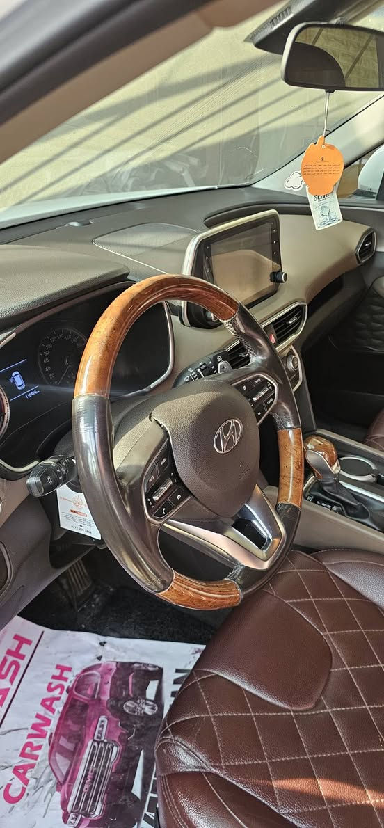 السلام عليكم
للبيع سنتافي( ٤سلندر) (٢٤٠٠) (٧راكب)
خليجي ٢٠١٩ بدون صبغ فقط بارد خفيف باب خلف النفر ماشيا ١١٠ الف كشنات جلد كشن السايق كهرب تبريد شاشة مناخ منفصل شفتات ستيرن حساس امامي خلفي شاشة وكامرة امامي خلفي شاحن وايرلس بصمة دخول .محرك  كير بلادي مامفتوح شي بيها.للتواصل *********** .
