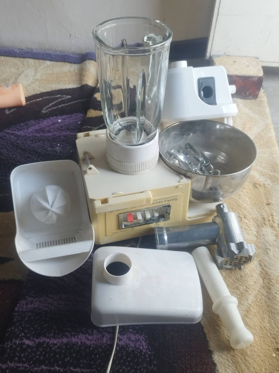 السلام عليكم
خلاط ست البيت مستعمل للبيع 
طبعن العجانه ومثرامت الحم والمعصاره جدد ما ملعوب بيهن 
استخدام فقط خلاط 
السعر 40 الف لتواصل ***********
