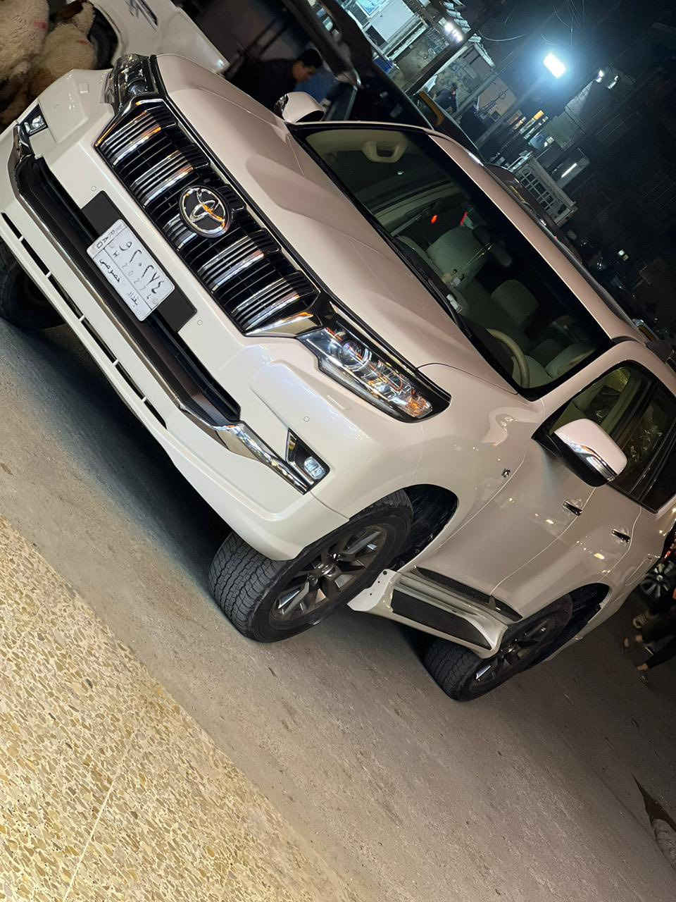 ⭕️ايام اعياد والناس تريد تكشخ
السلام عليكم اخواني المحترمين 

لاندكروز برادو 2019 

Vx 

مواصفاتها معروفة مايحتاجون الاعزاء اشرحها الهم 

ماشية 85 km 

تايرات جديدة مبدلهن 

ادامة كاملة حقيقة من البجم للبجم 

( السيارة اثر توقف مفاجئ ل احد الابطال سائقين التريلات طخ البنيد والدعامية سطحياً وموجودة الصور لليحب يطلع عليهن ) 

السعر  38 وبيها مجال 

مع التقدير والاحترام للجميع
***********
