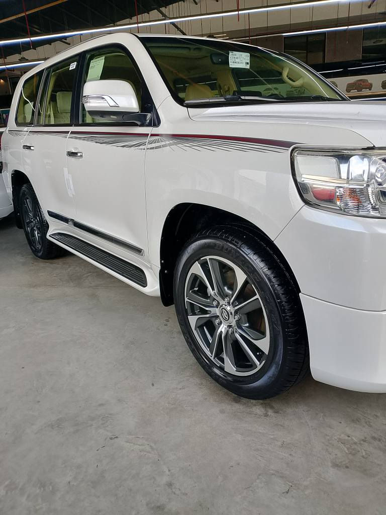 : Toyota Land Cruiser GXR 🚨
🗓️ مۆدێل: 2016
⚙️ جۆری بزوێنەر: 6 پستۆن 
✨ مواسەفات: GXR (شاشە و کامێرا، بەفرگر/Cool Box، کوشنی شۆفێر کارەبایی، لایتی LED)
🛣️ ڕۆیشتوو: 132,000 کیلۆمەتر
🔧 گێڕ و مەکینە: بە شەرت و بێ کرانەوە 
🎨 باری بۆیاخ: بەشەرتی بێ بۆیاخ و بێ سارد (تەقە و ڕەقەی تێدا نییە، زۆر پاکە)
📍 شوێن: سلێمانی
📞 ژمارەی مۆبایل: ***********
(یان بۆ زانیاری زیاتر و ڕێککەوتن لەسەر نرخ، نامە بۆ/خاس بنێر السليمانية, العراق
