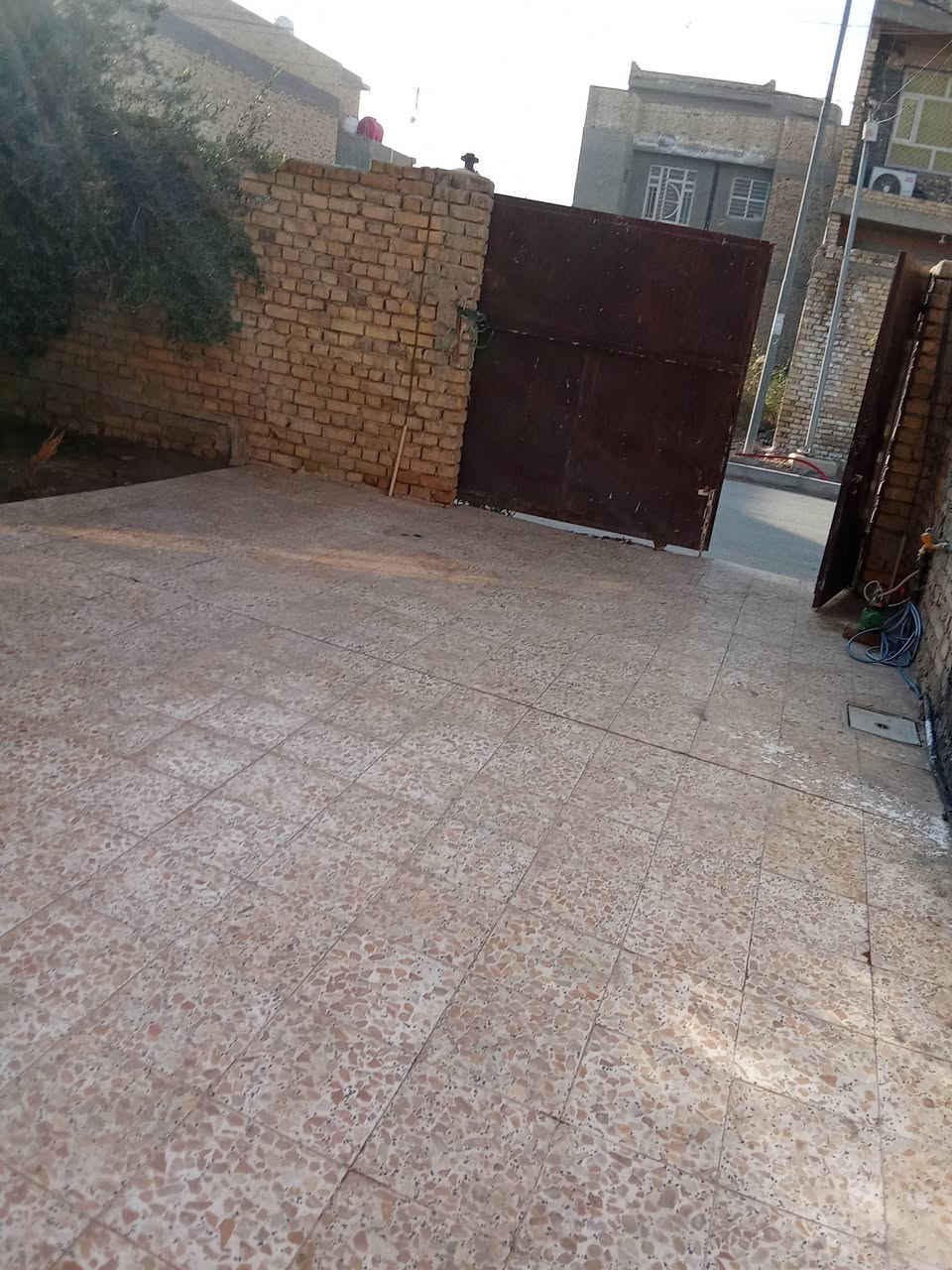 الدار للبيع/  250 متر مربع طابق واحد جاهز للسكن
غرفتين نوم وصاله ومطبخ وحمام عدد 3// طابو صرف
العنوان كوت حي الجامعه الاولى خلف المستشفى التركي 
قرب مجمع الرواد السكني// للاستفسار الاتصال على الرقم 
*********** موجود واتساب أو ماسنجر
