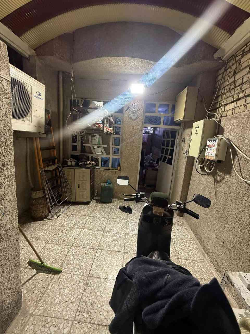 بيت للبيع المساحة 70 متر  يحتوي ع غرفتين نوم 
واستقبال وخدمات وصالة مفتوحة كبيرة  العنوان  حلف سوق 4000 مقابل باب خروج البانزين خانة 
للاتصال   ***********
