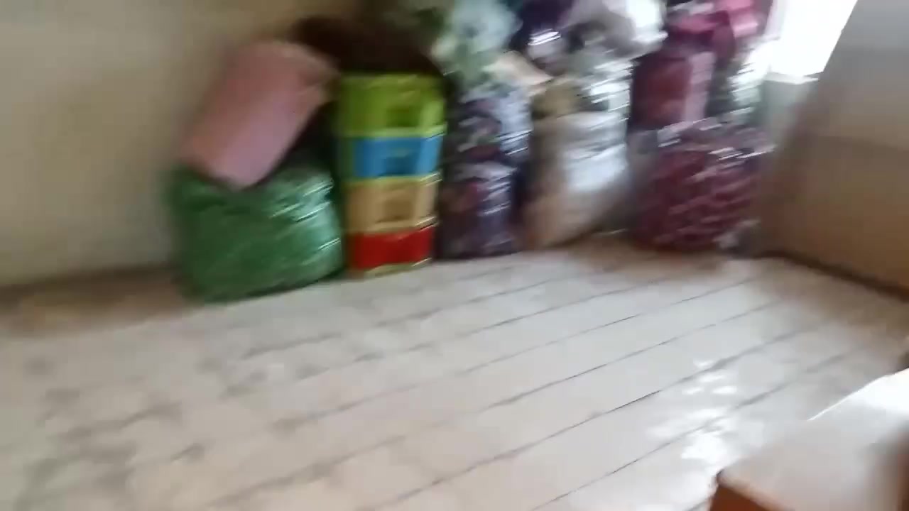 سلام عليكم بيت طابو صرف مساحه ٣٤٠ متر شارع اصفر قرب مخبز الخوين يحتوي على حديقه كبيره وغرفه وصاله ومطبخ وهول وستقبال وكراج كبير وطابق الثاني غرفتين ومخزن وصحيات خارجيه وداخليه موقع مميز سعر مناسب بشارع الردينيه وابو سعيد العكيلي ***********
