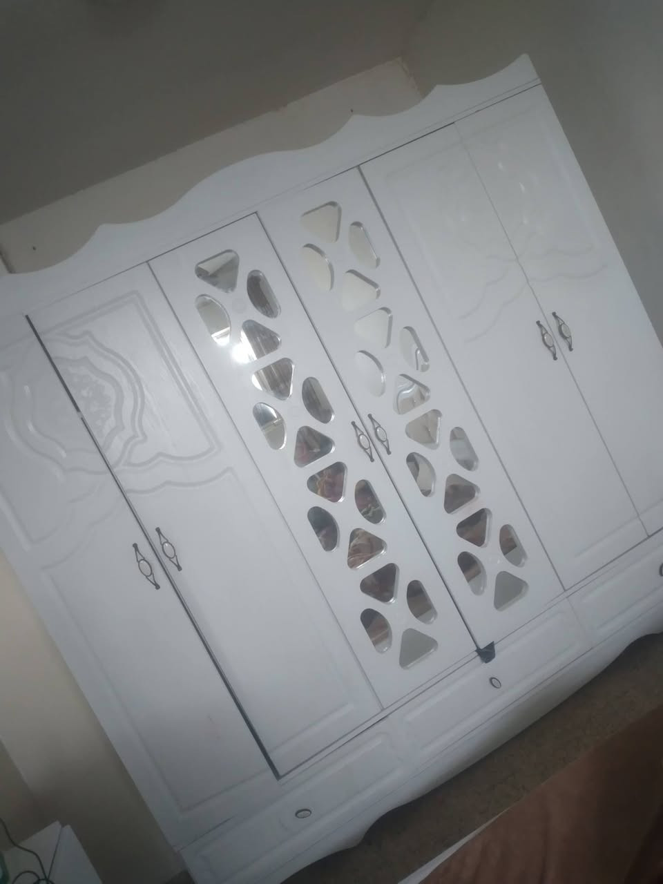 غرفه تركيه بيضه للبيع سعرها 300 وخمسين بيها مجال ***********
