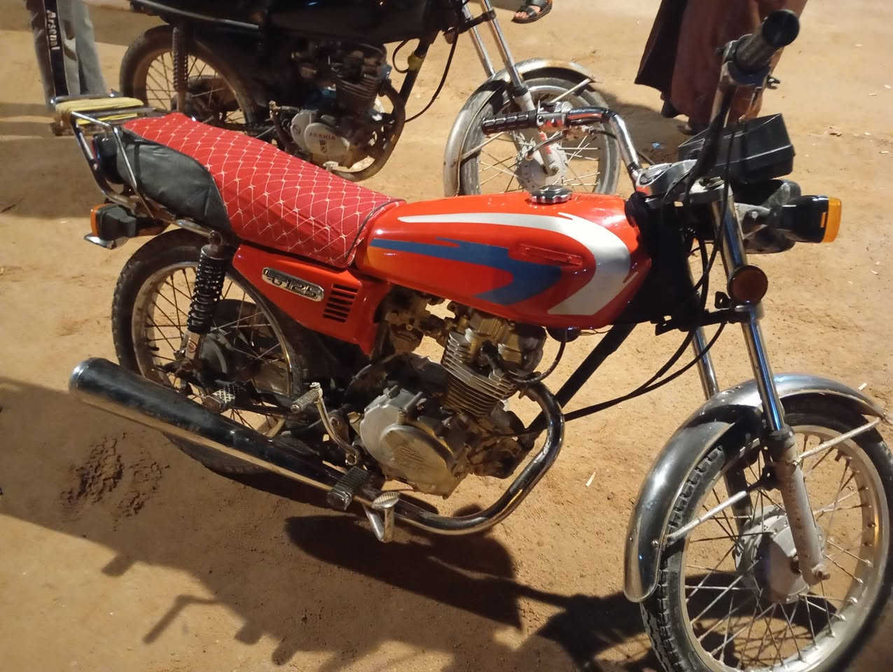 سلام عليكم شباب دراجه للبيع نيلجي ادوات مكفوله من السرقه دراجه جاهزه من كلشي دكت هندر مكاني هارثه مسحب ماقابيل سيد سامي واني خادم لشراي ولمو شراي لا يتعبني جزاكم الله خير السعر 400 وبيها مجال ***********
