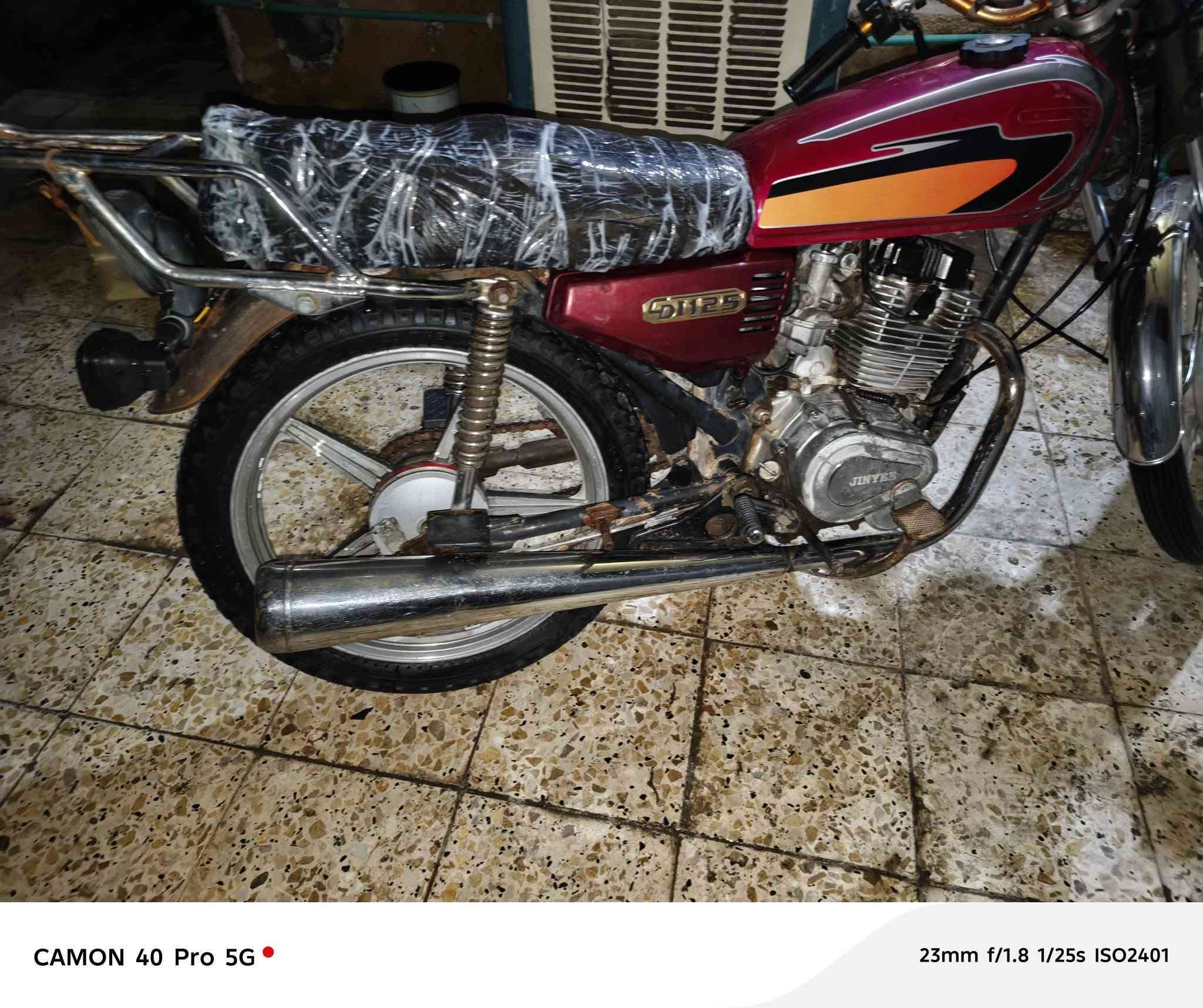 السلام عليكم دراجه سيفان موديل 18 الدراجه نقصهة فقط شخاطه سلف الدراجه شغاله كامله السعر 300وبيهة مجال  العنوان بعقوبه المفرق *********** وتساب هم موجود
