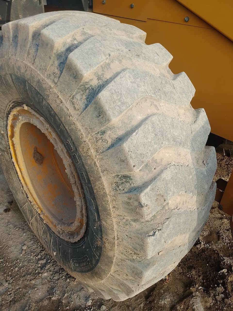 انكول يا الله شعندك تايرات مستعملة او جديدة معدات ثقيله شفل كريدر للبيع ما عليك بس دز صورهن وات ساب  ***********١ او اثير *********** ملاحضه اخوان لحد يعلق ويخفتي شعندك اتصل نت مفتوح او ارسل صور
