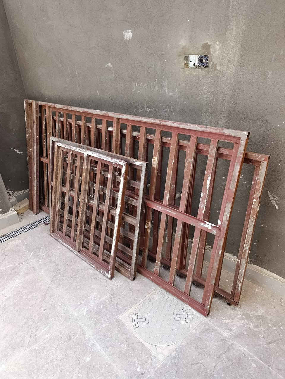 شباك سداسي تفصال للبيع حديد يصير محجر للحديقه يصير شباك للبيع راسلني اتصل على ***********/ ***********
