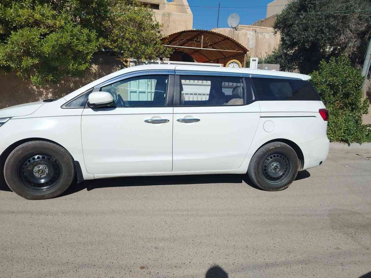 السلام عليكم اخوان سياره سيدوونا موديل ١٦ نظيفه وكلش حلوه گير ومكينه حجم ٣٣٠٠ وتبريد وصدر، وتخم تاير كهربائيات كله شرط وكفاله  ترايه من البصر لدهوك   ماتفتح بنيد حادثه الجاملغ الامامي سطحي بيه صبغ ٤ قطع احسبه حزام والله هي ٤ قطع متفرقه بس ابيع حزام حتى لحد يگلي بيه اكثر مواصفاته تشغيل عن بعد وبصمه واشاير بالمري وتحكمات ستيرن وكروز مشبت سرعة سنتر لوك شاشه كبيرة معلومات السيارة باشاشة بصمة احتياط ورقمه اربيل وباسمي السعر ١٥٥  ورقة وبيه مجال للشراي الاتصال  *********** ابو علي علمآ السيارة بيه منظومة غاز ٨٠ لتر وصيانه لمدة سنه مجاننآ انسى. صرف بانز ين
