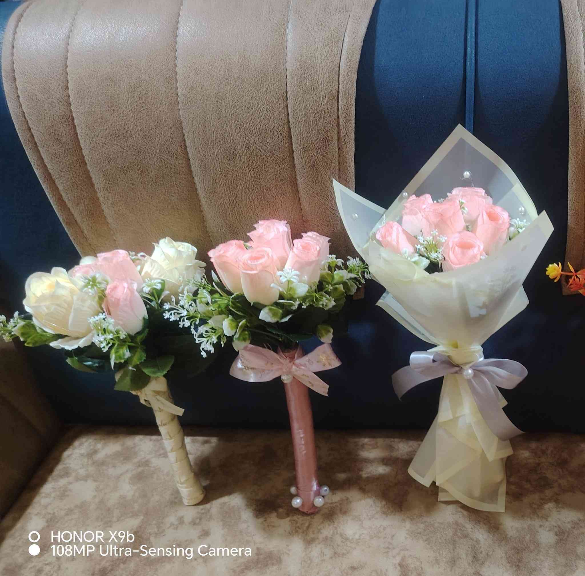 باقات ورد صناعي منوعه للبيع للاستفسار الاتصال على الرقم *********** مكاني الاعظمية قرب جامع النداء
