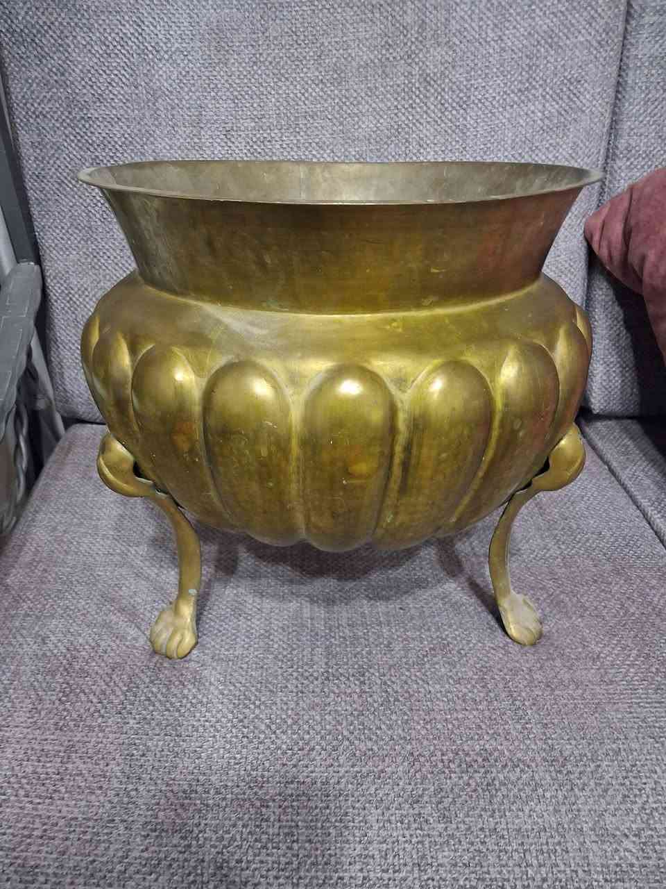 مركن نحاس أنتيكا أصلي على أرجل بتصميم كلاسيكي فاخر ✨

قطعة ديكور مميزة مصنوعة من النحاس الثقيل، مناسبة للديكور المنزلي أو تنسيق الزراعة الداخلية وإضفاء طابع تراثي راقٍ للمكان.

حالة ممتازة وجاهزة للاستخدام أو العرض.
📩 السعر والاستفسار على الخاص


**إذا كنت صاحب هذا الإعلان وتريد حذفه لأي سبب، رجاءا أرسل رسالة إلى الدعم الفني**