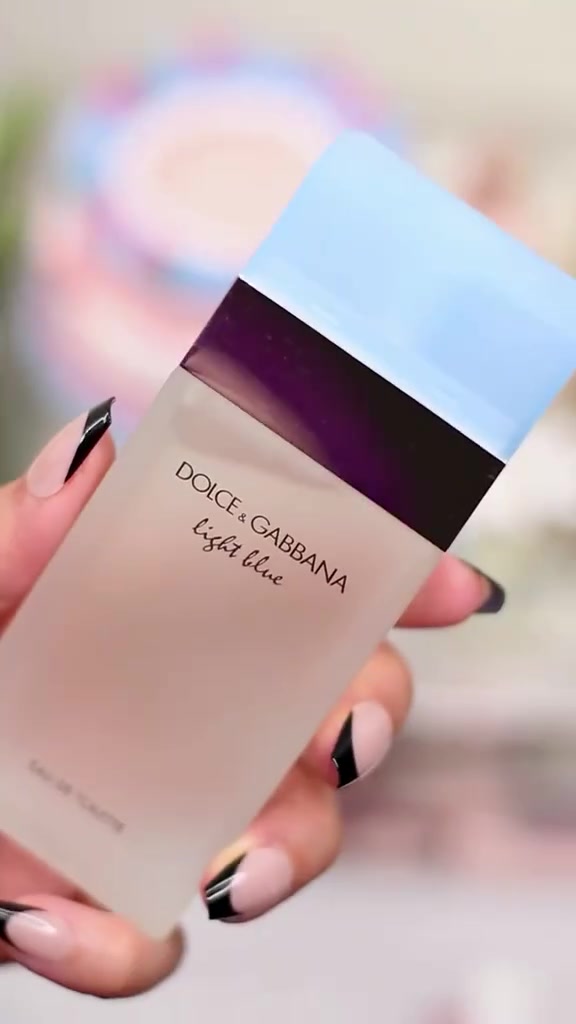 🖤💙 عالم من الفخامة والانتعاش مع Dolce & Gabbana 💙🖤
لكل من تبحث عن التميز، الحضور الطاغي، والجاذبية التي لا تُنسى.. 

1️⃣ عطر Dolce & Gabbana - The One (الأسود) ✨🖤
عطر الفخامة، الأناقة الطاغية، والجاذبية المخملية الدافئة. التجسيد الحقيقي للأنوثة الساحرة التي تترك أثراً وراءها أينما ذهبتِ.
 إفتتاحية العطر 🍊: الخوخ، الليتشي، الماندرين (اليوسفي)، والبرغموت لإنعاش فخم من أول رشة.
 قلب العطر 🌸: زنبق الوادي، الياسمين، الزنبق الأبيض، والبرقوق لتوليفة تنبض بالرقة والنعومة.
 قاعدة العطر 🍂: لمسات غنية ودافئة من الفانيليا، العنبر، والمسك لثبات ملكي يدوم طويلاً.

2️⃣ عطر Dolce & Gabbana - Light Blue Intense (الأزرق) ✨💙
عطر الانتعاش الساحر، طاقة الصيف، ونظافة البحر الأبيض المتوسط. يأخذكِ في رحلة من الحيوية والجاذبية المنعشة التي تدوم طويلاً لتمنحكِ طاقة وإشراقاً لا يُنسى.
 إفتتاحية العطر 🍏: الليمون الحامض والمنعش، مع التفاح الأخضر المقرمش لجرعة طاقة ونظافة فورية.
 قلب العطر 🌸: القطيفة (الأذريون) والياسمين الناعم لتوازن أنثوي رقيق وجذاب.
 قاعدة العطر 🪵: خشب العنبر الفاخر والمسك النقي، لتضمن لكِ ثباتاً قوياً وعميقاً يرافقكِ طوال اليوم.


**إذا كنت صاحب هذا الإعلان وتريد حذفه لأي سبب، رجاءا أرسل رسالة إلى الدعم الفني**