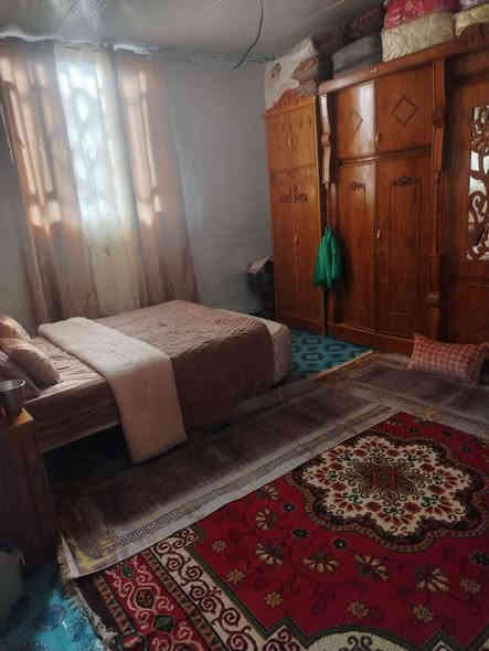 السلام عليكم دار للبيع ورديه خارج خلف معمل ابو كيره بيت كامل يحتوي عل 3غرف6×4 واستقبال  7×4وهول7×4 +هول ثاني مطبخ 4×4مجمع صحيات طابق ثاني وطابق اول البيت طابقين خدمات كامله ماء +كهرباء +انترنيت ضوئي مابيه اي نقص شارع 6امتار مساحه البيت 180متر يبعد عن التبليط 200متر الطابق الاول صب كونكريت والطابق الثاني سنوديج السعر 68وبيه مجال 
رقم الهاتف ***********
رقم الهاتف ***********
