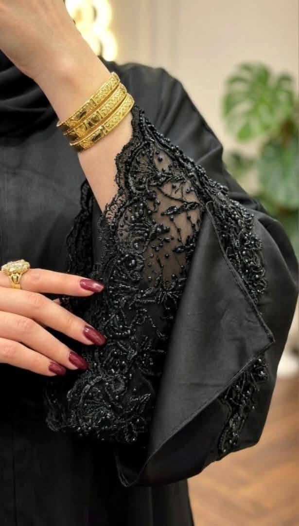 الأسود يليق بكي.. ويحلى بلمساتنا الخاصة 🖤👇
​شنو رأيكم بهل تفاصيل الناعمة والفخمة؟ صاية خليجية تجمع بين الحشمة والأناقة العصرية، مثالية لكل مناسباتچ.
​💬 شاركينا رأيچ بالتعليقات، وللطلب أو معرفة السعر والمقاسات، دزيلنا رسالة على الخاص وسيعود لچ فريق الدعم فوراً!.. الحجز والاستفسار التواصل واتساب ***********
