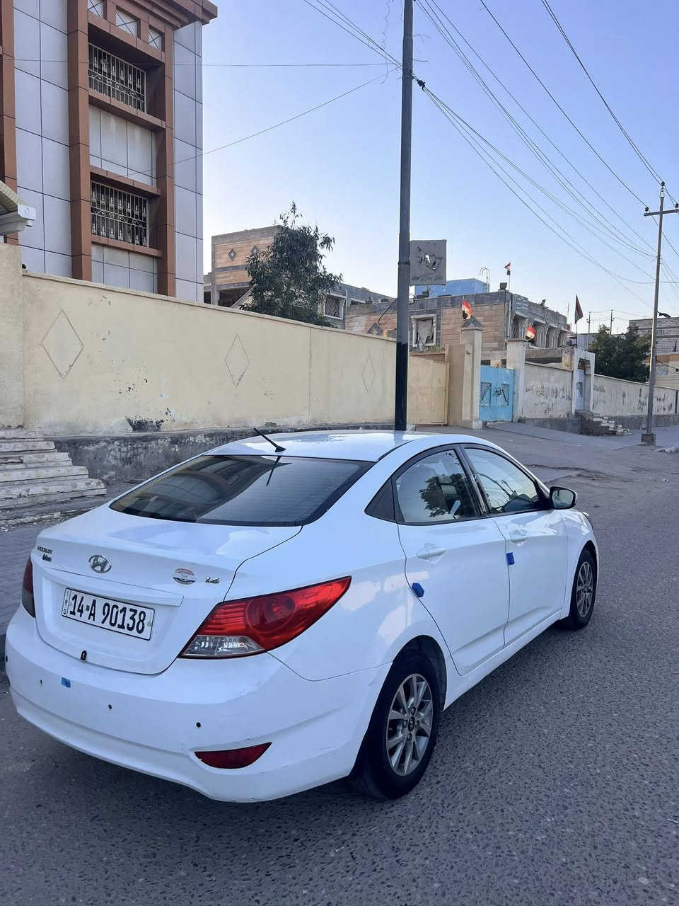 السلام علكيم
اكسنت 2014 خليجي 
كفاله كير ومحرك تبريد حداديه تخم تاير ستوا شاده
هزه وسنويه ورقم كله جديد 
بيها جاملغ الكدام مبدل اصلي مال تفصيخ وبيها القماره شبرين معجون والتكمه شويه والداير الوره بي صبغ 
السعرر .. 77وبيها مجال قليل 
***********
