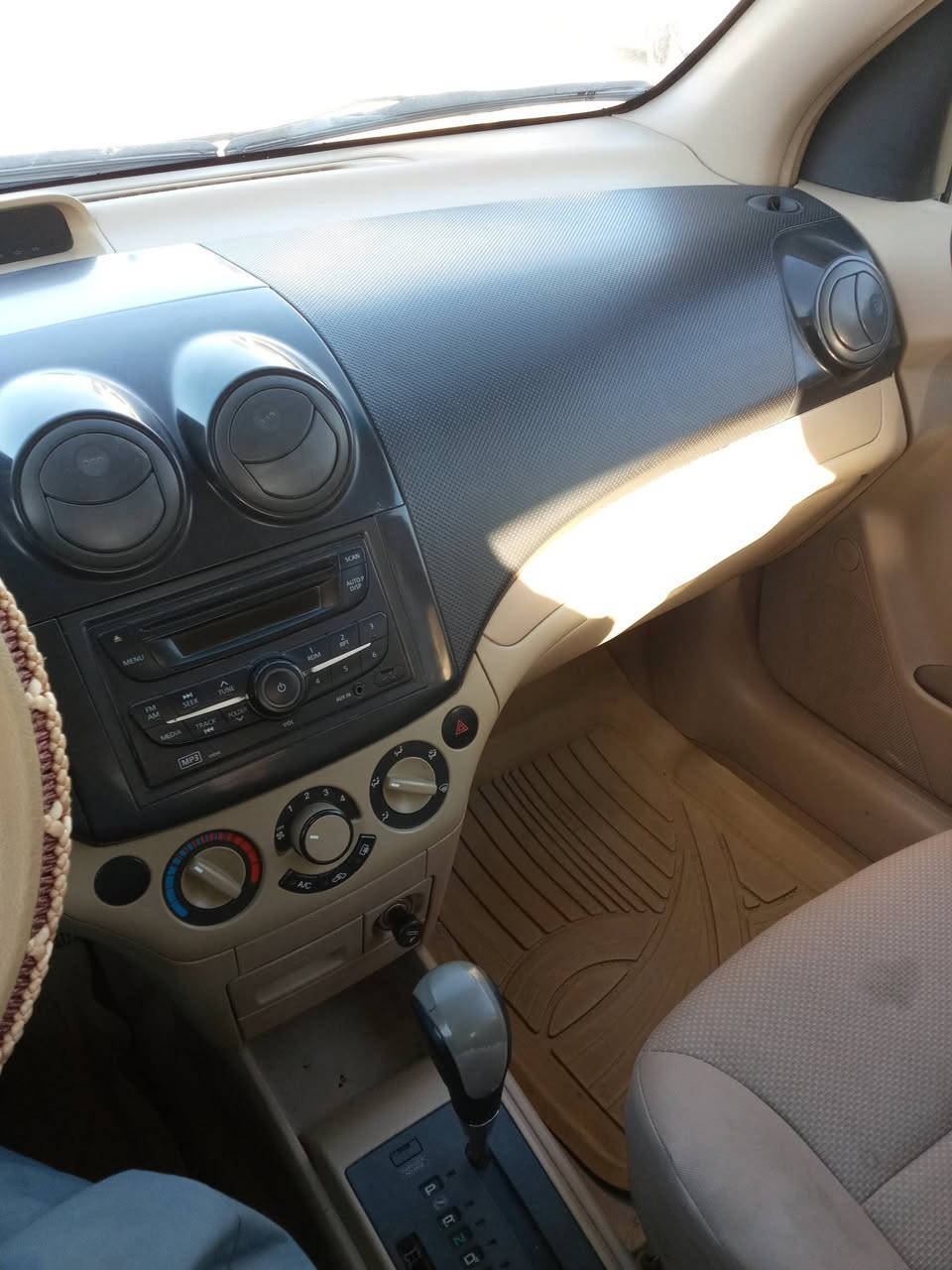 السلام عليكم.لبيع سياره افيو لون ابيض فول اوتوماتيك رقم صدامي بغداد نظيفه جدا جانيه من سنه 2017 .سعره 45 ورقه وبيه مجال بسيط مكانه بالنجف حي الغدير اي  استفسار الاتصال على الرقم ***********
