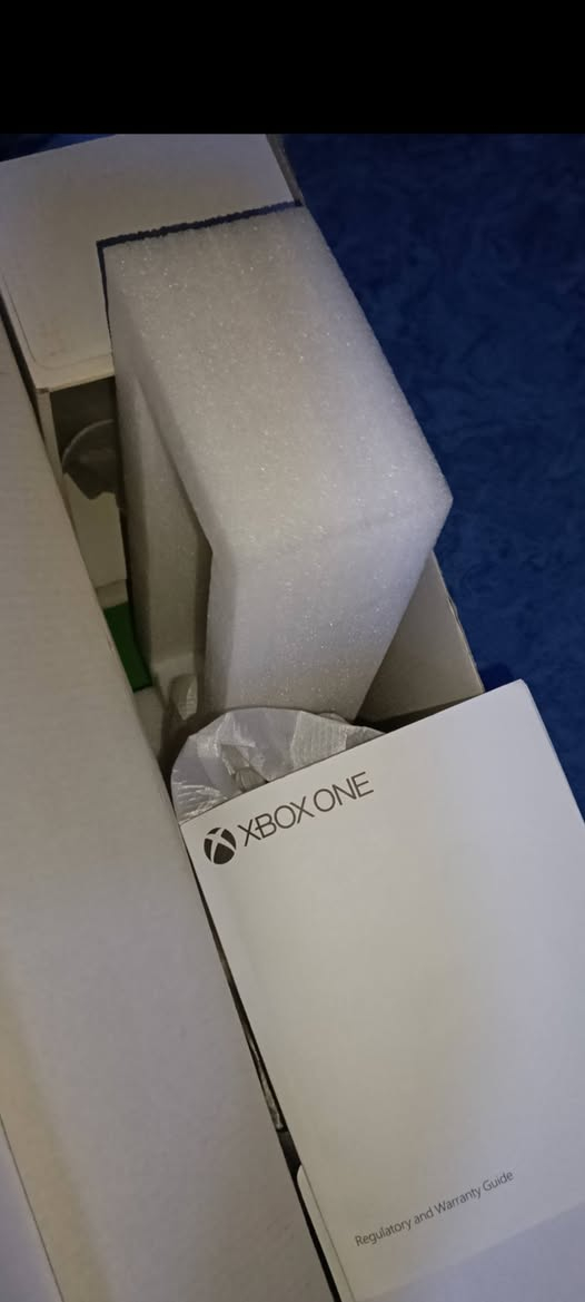 اكس بوكس . ون اس . ذاكرة 1 تيرا نظيف كلش مع كارتونته واغراضه الاصلية  . سعره 160 مكاني الموصل .
***********
