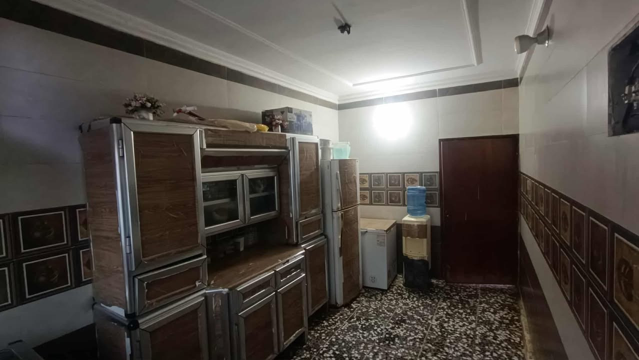 � بيت للبيع – الزعفرانية / قرب عمارة أسد بغداد ✨
📍 الموقع: بغداد – الزعفرانية – شارعين مال سيد هاشم (قرب عمارة أسد بغداد)
📏 المساحة الكلية: 125م

📜 الملكية: طابو صرف

🔹 تفاصيل البناء:

 • الطابق الأرضي: غرفة + استقبال + صالة + مطبخ + ملحقات
 • الطابق الثاني: غرفتين كبار + صالة + ملحقات

📐 الواجهة: 6.25 م
📏 النزال: 20 م
🧱 سنة البناء:

 • الطابق الأرضي: 2009
 • الطابق الثاني: 2016

🚗 عرض الشارع: 10 أمتار
💧 الخدمات: متوفرة بالكامل

✨ موقع مميز ومناسب للسكن 
📩 للاستفسار أو التفاصيل الخاصة يُرجى المراسلة على الواتساب او الاتصال على الرقم  ***********
