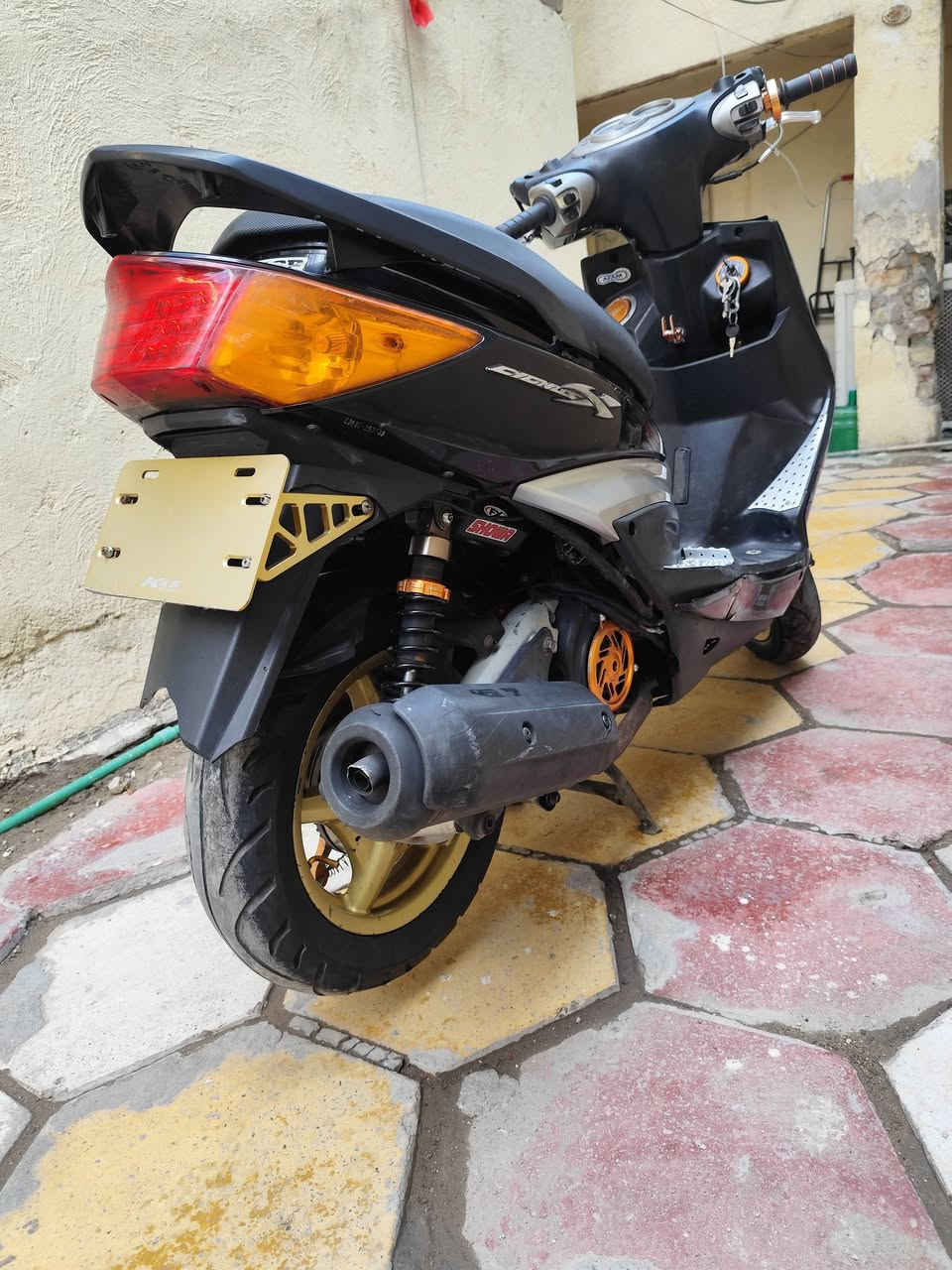 سلام عليكم سكنس فحل للبيع مزودة الدراجة ٥٨ كلجات صدر Dy بعد بيها هواي شغلات الشراي يتفضل خاص  مكاني مدينة الصدر ***********
