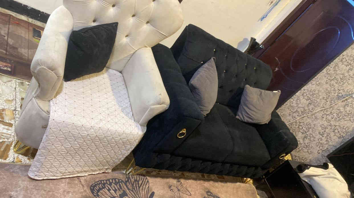 تخم ١٠ مقاعد للبيع نضافه ٩٠ بل ميه 
معرض صاج للبيع 
ميز طعام بدون كراسي جديد 
مكاني حي الجهاد ***********
