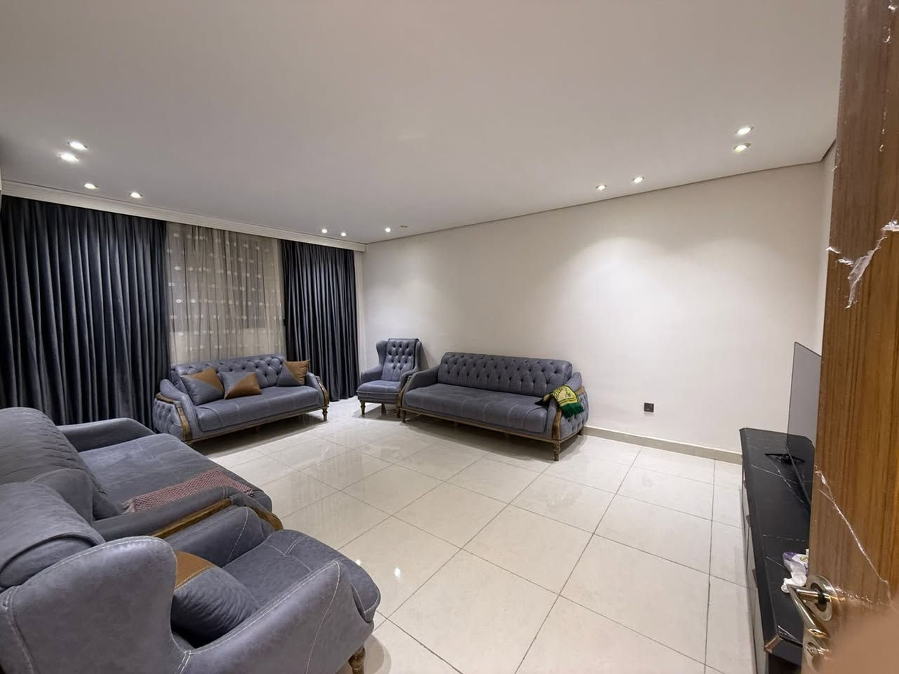 بيت ثلاث طوابق للايجار بالحارثيه محله ٢١٣، يصلح مقر شركه + سكن الاجانب ، مساحه بناء داخليه تقريبا 550 م2 بالاضافه لكراج مع طارمات خارجيه ، غرفه حراسه ، رووف وجلسات شواء بمساحه ( ٦٠ م ٢ ) شارع عريض مع رصيف عريض ، تم بناؤه بمواصفات حديثه ٦ غرف نوم سويت كبار و٣ مطابخ حار وبارد وصحيات ٥ سعر الايجار ٥٥ الف دولار بل سنه للاستفسار ***********
